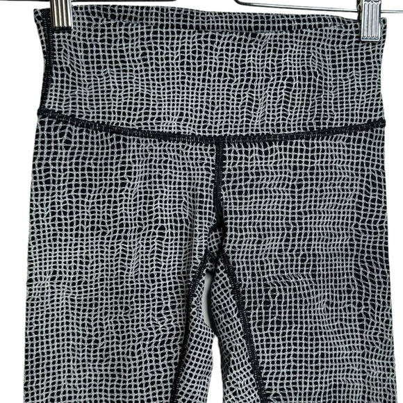 Lululemon Black White Stretch Compression Leggings Pocket 2 - Picture 4 of 11